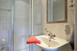 A bathroom at Gästehaus Hölzl Még 13 kép