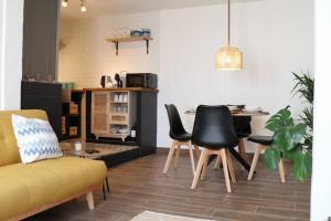 ein Wohnzimmer mit einem Tisch und Stühlen in der Unterkunft Casa Vento Budens in Budens