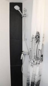 um chuveiro na casa de banho com uma cortina de chuveiro em Casa Vento Budens em Budens
