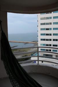 un balcón con hamaca y vistas al océano en Apartaestudio Altamar en Cartagena de Indias
