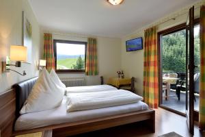 A bed or beds in a room at Gästehaus Hölzl