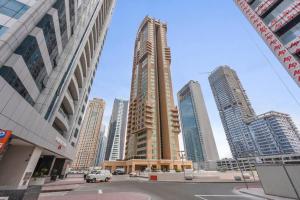 une ville avec de grands bâtiments et une rue avec des voitures dans l'établissement StoneTree - Furnished 1BR with Modern Design, à Dubaï