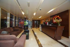 een lobby met banken en een bar in een gebouw bij Home Away Holiday Homes in Dubai