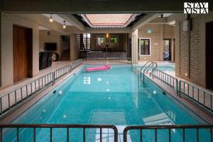 ein großer Pool in einem Gebäude in der Unterkunft Otonia by StayVista with Indoor swimming pool, Modern interiors & a mix of indoor & outdoor games in Panchgani