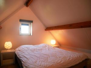 1 dormitorio con 1 cama y 2 lámparas en las mesas en Nova Park V88, en De Haan