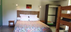 1 Schlafzimmer mit einem Bett mit 2 Etagenbetten in der Unterkunft La Maison des Escargots in Blanzay
