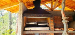 una estufa en un horno de ladrillo en una cabaña en Cabañas Vista Bonita en Pucón
