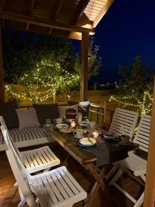 - une table et des chaises sur la terrasse la nuit dans l'établissement Stylish Bungalow Villa In City, à Yakuplu