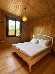 - une chambre avec un lit dans une pièce dotée d'une fenêtre dans l'établissement Stylish Bungalow Villa In City, à Yakuplu