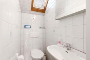 Koupelna v ubytování Lass-deine-Seele-baumeln-in-der-Natur-im-Ferienhaus-Felix-von-Mein-Seepark + 29 fotografií