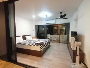 a bedroom with a bed and a ceiling fan at Jomtien Hill Resort Pratamnak in Pattaya South