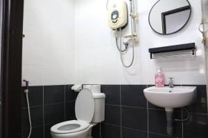 La salle de bains est pourvue de toilettes et d'un lavabo. dans l'établissement Green Space Homestay Cozy Family(8-12pax), à Ipoh