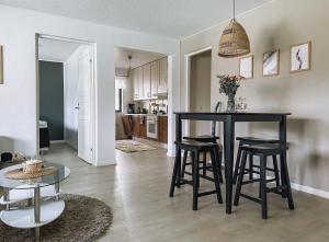 eine Küche und ein Wohnzimmer mit einem schwarzen Tisch und Stühlen in der Unterkunft Sapelin airbnb, Parkano in Parkano