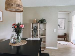 ein Wohnzimmer mit einer Blumenvase auf dem Tisch in der Unterkunft Sapelin airbnb, Parkano in Parkano