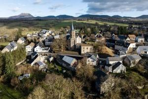 una vista aérea de una pequeña ciudad con casas y una iglesia en Burin des rosiers, en Olby