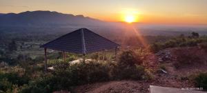 キスムにあるHillbilly Bush Lodgeの山頂からの夕日の眺め