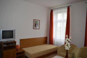 Un pat sau paturi într-o cameră la Hotel Akademik