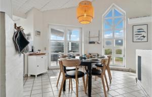 cocina y comedor con mesa y sillas en Pet Friendly Home In Thisted With Wifi en Torsted