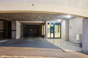 een ingang naar een gebouw met een deur en een hal bij Chic apart duplex with parking in Palaiseau