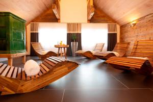 Zimmer mit mehreren Holzstühlen und einem Tisch in der Unterkunft Appenzeller Huus Bären in Gonten
