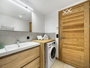 - une buanderie avec un évier et un lave-linge dans l'établissement GRD005 - Appartement standing 6 pers pied de piste, aux Carroz d'Arâches