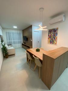 una sala da pranzo con un tavolo e un divano di Edifício Promenade II Apt 303- Mandi Hospitalidade a Maceió