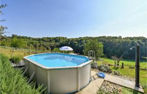 einen Whirlpool im Garten mit Sonnenschirm in der Unterkunft Nice Apartment In Grabrovnik With Sauna in Grabrovnik