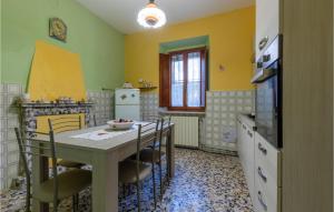 uma cozinha com mesa e cadeiras num quarto em Awesome Apartment In Castelvecchio Pascoli With Wifi And 2 Bedrooms em Castelvecchio Pascoli