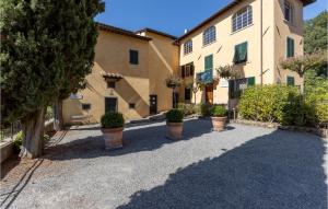 a courtyard of a building with potted plants at Awesome Apartment In Castelvecchio Pascoli With Wifi And 2 Bedrooms in Castelvecchio Pascoli
