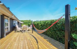 una hamaca en la terraza de una casa en Beautiful Home In Vinderup With 3 Bedrooms And Wifi, en Vinderup