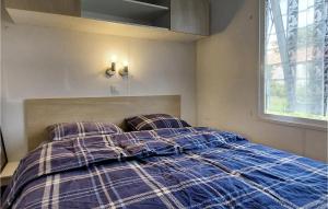 A bed or beds in a room at 2 Bedroom Awesome stacaravan In St-laurent-de-la-pree