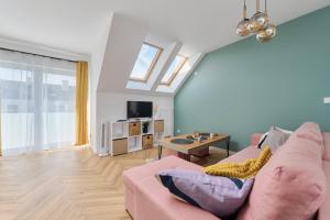 salon z różową kanapą i stołem w obiekcie Spacious Family Apartment with FREE GARAGE by Renters we Wrocławiu