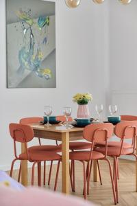 stół jadalny i krzesła z obrazem w obiekcie Spacious Family Apartment with FREE GARAGE by Renters we Wrocławiu