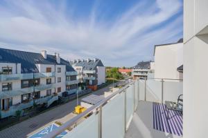balkon z widokiem na ulicę i budynki w obiekcie Spacious Family Apartment with FREE GARAGE by Renters we Wrocławiu