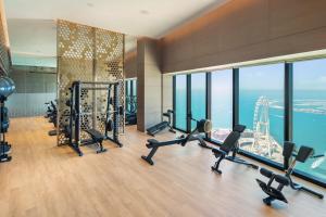 Fitness centrum a/nebo fitness zařízení v ubytování Maison Privee - Lavish Apt with Stellar Ocean Views in Address JBR