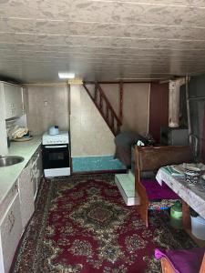 una piccola cucina con scala in una stanza di Jyrgal jashoo guest house 
