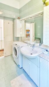 bagno con lavatrice e lavandino di Villa Mortola a Camogli