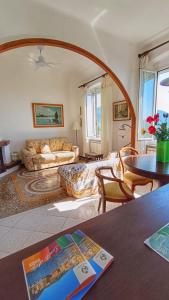 un soggiorno con divano e tavolo di Villa Mortola a Camogli