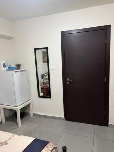 una puerta negra en una habitación con espejo en Centrally Located Private Rooms en Heraclión