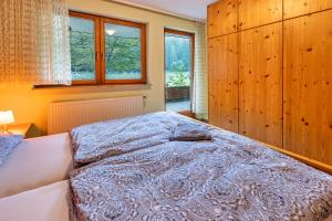 Schlafzimmer mit einem Bett und einem Fenster in der Unterkunft Ruheoase in Eisenbreche