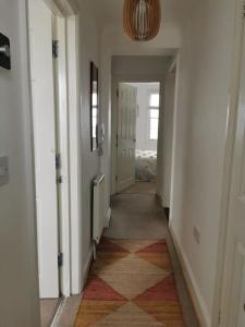 a hallway with a room with a hallwayngthngthngthngthngthngthngthngth at Relax and enjoy the sea view in Kent