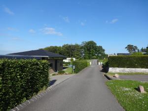 a road leading to a house with hedges at Casa Mundo Bed & Breakfast in Vejle