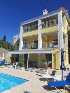 Bazén v ubytovaní Villa Ela Ferienappartements alebo v jeho blízkosti