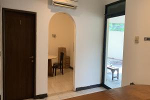 un couloir avec une porte menant à une salle à manger dans l'établissement Ketapang Residence Powered Nature, à Jakarta