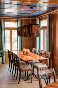 ein Esszimmer mit einem Holztisch und Stühlen in der Unterkunft Appenzeller Huus Löwen in Gonten