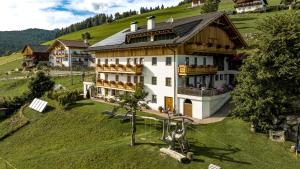 a large house on a grassy hill with at Pitznerhof in Maranza