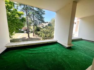 ラ・ロシェルにあるSuperbe appartement avec parkingの緑の床と大きな窓が備わる空の部屋
