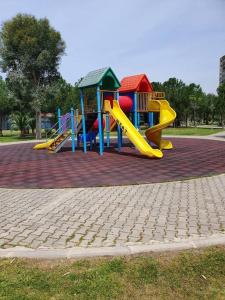einen Spielplatz mit Rutsche in einem Park in der Unterkunft Bostanlı Sahile Yakın 2+1 Daire in Karşıyaka