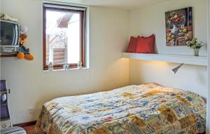 een slaapkamer met een bed en een raam bij Cozy Home In Vinderup With Wifi in Vinderup