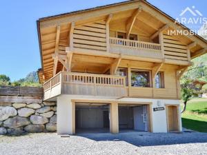 ル・グラン・ボルナンにあるChalet Le Grand-Bornand, 5 pièces, 8 personnes - FR-1-391-8のバルコニーとガレージ付きの大きなログハウスです。